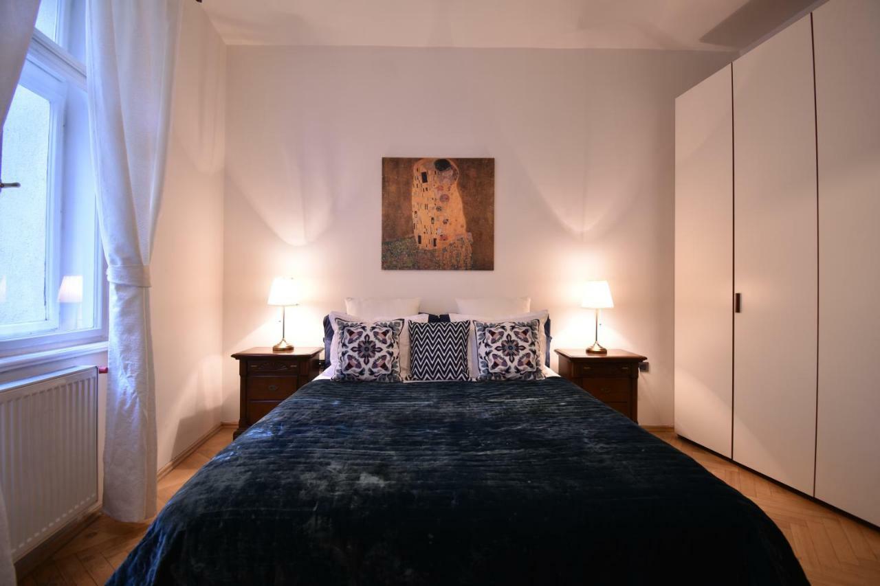 Cozy Flat By The Astronomical Clock Apartment Prague Luaran gambar