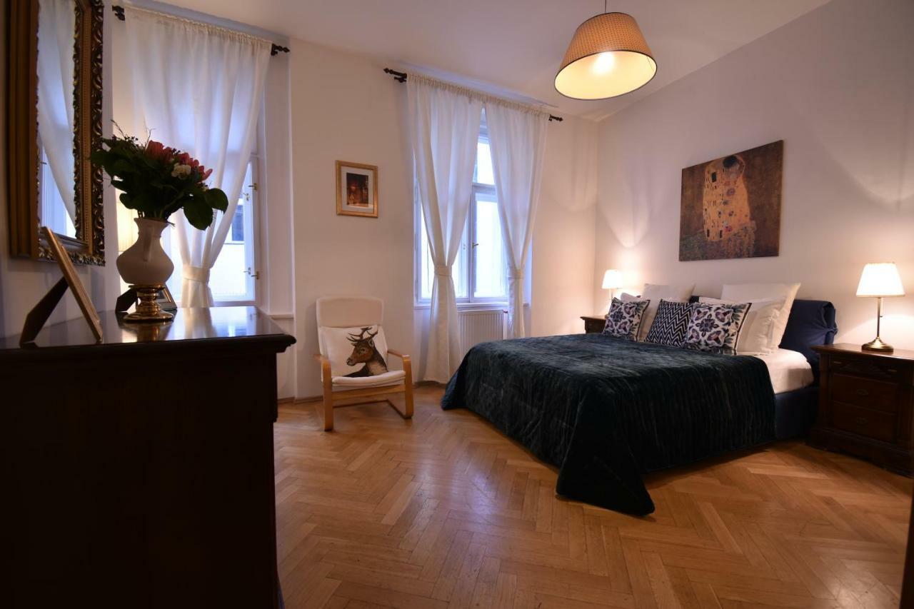 Cozy Flat By The Astronomical Clock Apartment Prague Luaran gambar