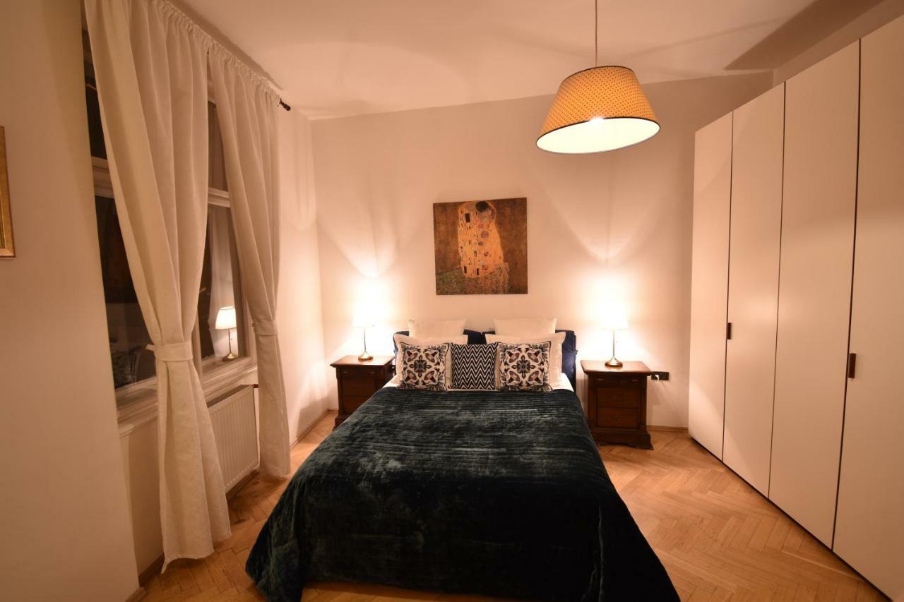 Cozy Flat By The Astronomical Clock Apartment Prague Luaran gambar