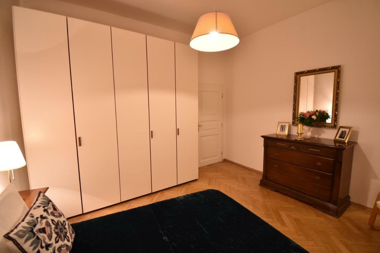 Cozy Flat By The Astronomical Clock Apartment Prague Luaran gambar