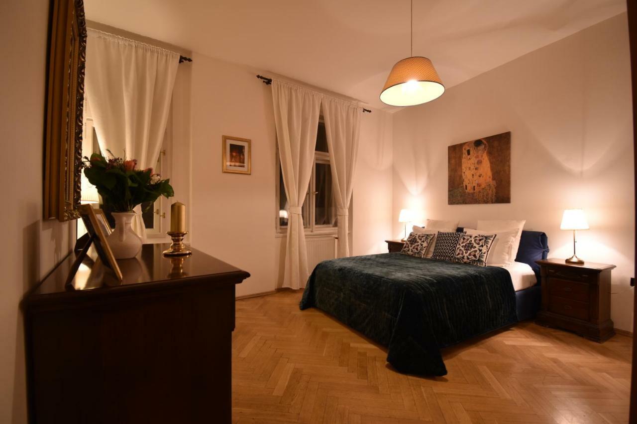 Cozy Flat By The Astronomical Clock Apartment Prague Luaran gambar