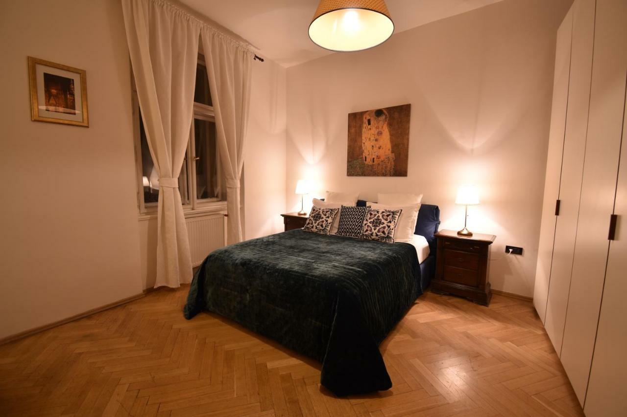 Cozy Flat By The Astronomical Clock Apartment Prague Luaran gambar