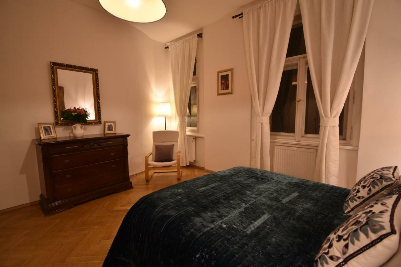 Cozy Flat By The Astronomical Clock Apartment Prague Luaran gambar